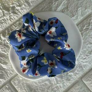 Scrunchie pattern με λουλούδια γαλάζιο 1τμχ - ύφασμα, λαστιχάκια μαλλιών - 2