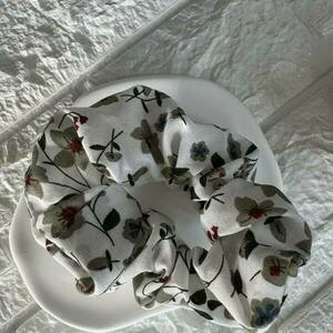 Scrunchie pattern με λουλούδια λευκό 1τμχ - ύφασμα, λαστιχάκια μαλλιών - 2