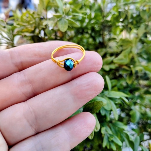 Χειροποίητο δαχτυλίδι με σύρμα χαλκού και μπλέ κρύσταλλο - επιχρυσωμένα, χαλκός, χάντρες, σταθερά, φθηνά - 2