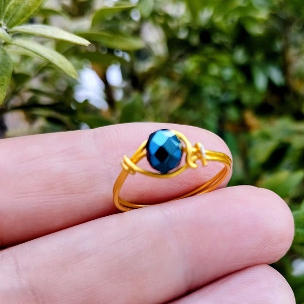 Χειροποίητο δαχτυλίδι με σύρμα χαλκού και μπλέ κρύσταλλο - επιχρυσωμένα, χαλκός, χάντρες, σταθερά, φθηνά - 3
