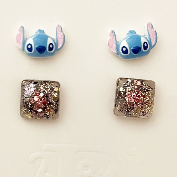 Σετ Παιδικά σκουλαρίκια με γνωστό μπλέ τερατάκι και τετράγωνα γκλίτερ - κορίτσι, ρητίνη, παιδικά σκουλαρίκια