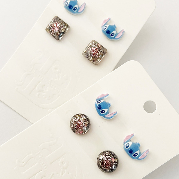 Σετ Παιδικά σκουλαρίκια με γνωστό μπλέ τερατάκι και τετράγωνα γκλίτερ - κορίτσι, ρητίνη, παιδικά σκουλαρίκια - 3