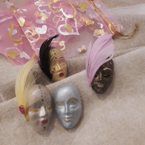 Venetian masks-lapel pin - ύφασμα, πέτρα, πηλός, γύψος