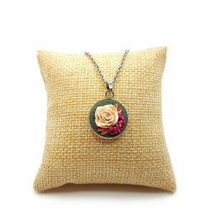 Μενταγιόν με μπουκέτο από πολυμερικό πηλό σε στρογγυλό καστόνι Μενταγιόν με μπουκέτο από πολυμερικό πηλό σε στρογγυλό καστόνι - vintage, τριαντάφυλλο, πηλός, μακριά, λουλούδι