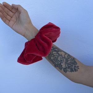 Red velvet XL scrunchie - ύφασμα, για τα μαλλιά, λαστιχάκια μαλλιών - 2