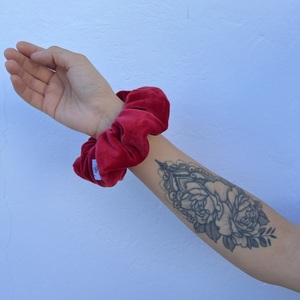 Red velvet regular scrunchie - ύφασμα, για τα μαλλιά, λαστιχάκια μαλλιών - 2