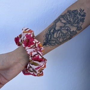 Pink bloom scrunchie - ύφασμα, φλοράλ, για τα μαλλιά, λαστιχάκια μαλλιών - 2