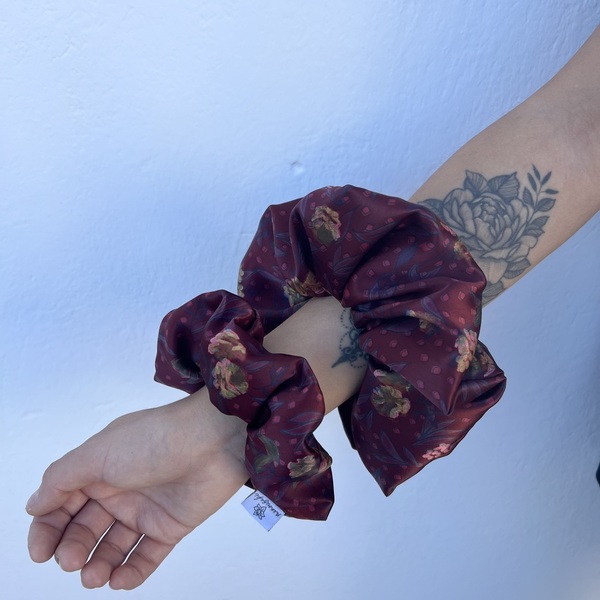 Ruby bloom regular satin scrunchie - ύφασμα, φλοράλ, για τα μαλλιά, λαστιχάκια μαλλιών - 2