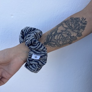 Zebra glow regular scrunchie - ύφασμα, για τα μαλλιά, λαστιχάκια μαλλιών - 2