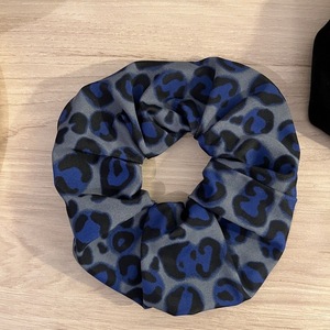 Scrunchie blue animal print - ύφασμα, λαστιχάκια μαλλιών
