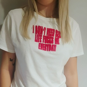 Μπλουζάκι με χειροποίητο σλόγκαν "IDON'TNEEDSEXLIFEFUCKSMEEVERYDAY", κεντημένο στο χέρι και στην ραπτομηχανή, 100% βαμβακερό ύφασμα, σε διάφορα χρώματα και μεγέθη - βαμβάκι, κεντητά