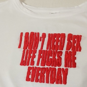 Μπλουζάκι με χειροποίητο σλόγκαν "IDON'TNEEDSEXLIFEFUCKSMEEVERYDAY", κεντημένο στο χέρι και στην ραπτομηχανή, 100% βαμβακερό ύφασμα, σε διάφορα χρώματα και μεγέθη - βαμβάκι, κεντητά - 3