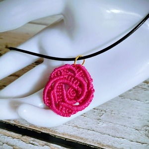 Χειροποίητο κολιέ boho τριαντάφυλλο micro macrame φούξια - δέρμα, κοντά, λουλούδι, boho, βαμβακερό νήμα - 2