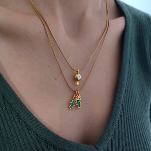'fir christmas charm' κολιέ γούρι για το 2026 με φύλλα 'fir christmas charm' κολιέ γούρι για το 2026 με φύλλα - επιχρυσωμένα, κοντά, ατσάλι - 3