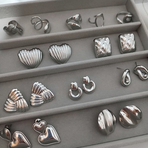 'kompos heart silver' ατσάλινα σκουλαρίκια σε σχήμα κόμπο με καρδούλα 'kompos heart silver' ατσάλινα σκουλαρίκια σε σχήμα κόμπο με καρδούλα - μικρά, ατσάλι - 2