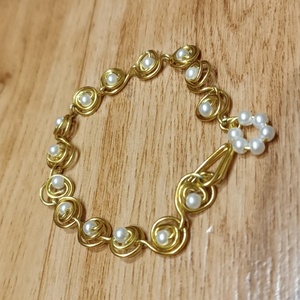 Χειροποίητο βραχιόλι αλυσίδα με πέρλες Χειροποίητο βραχιόλι αλυσίδα με πέρλες - αλουμίνιο, λουλούδι, πέρλες, χεριού, αυξομειούμενα - 2