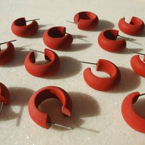 Clay huggies | 2 εκ. | Χειροποίητα σκουλαρίκια πηλού | Μπορντό κρικάκια - πηλός, μικρά, ατσάλι, boho, καρφάκι - 3