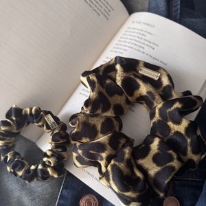 Scrunchie classic λεοπάρ σατέν (βελούδινο άγγιγμα) - ύφασμα, λαστιχάκια μαλλιών, satin scrunchie