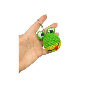 Χειροποίητο μπρελόκ πλεκτό plushie βατραχάκι με μεταλλικό κρίκο - βαμβακερό νήμα, amigurumi, σπιτιού, πλεκτά μπρελόκ