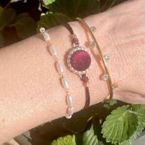 Μακραμέ βραχιόλι με μπορντώ κορδόνι και κεντρικό βελούδινο charm με μικρές ακρυλικές πέρλες - ύφασμα, ατσάλι, πέρλες, αυξομειούμενα - 4