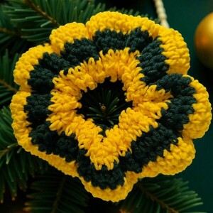 Evergreen Spark — Classic Christmas Scrunchie - νήμα, λαστιχάκια μαλλιών - 2