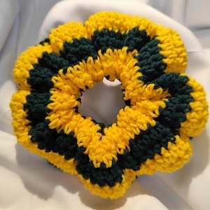 Evergreen Spark — Classic Christmas Scrunchie - νήμα, λαστιχάκια μαλλιών - 3