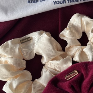 Scrunchie classic κρεμ/λευκό ανάγλυφο λεοπάρ σατέν - ύφασμα, λαστιχάκια μαλλιών, satin scrunchie