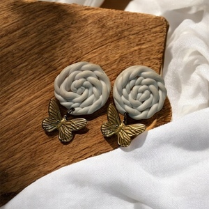 Ivory Flutter-Λευκά Πλεκτά Χειροποίητα Σκουλαρίκια από Πολυμερικό Πηλό με Χρυσές Πεταλούδες – Κρεμαστά Ελαφριά Σκουλαρίκια με Ατσάλινα Καρφάκια - ρητίνη, πηλός, πεταλούδα, ατσάλι