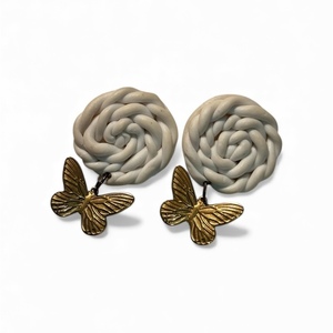 Ivory Flutter-Λευκά Πλεκτά Χειροποίητα Σκουλαρίκια από Πολυμερικό Πηλό με Χρυσές Πεταλούδες – Κρεμαστά Ελαφριά Σκουλαρίκια με Ατσάλινα Καρφάκια - ρητίνη, πηλός, πεταλούδα, ατσάλι - 4