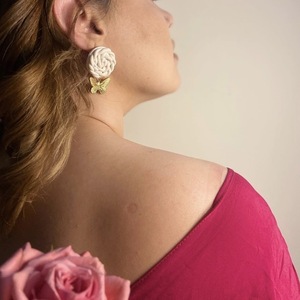 Ivory Flutter-Λευκά Πλεκτά Χειροποίητα Σκουλαρίκια από Πολυμερικό Πηλό με Χρυσές Πεταλούδες – Κρεμαστά Ελαφριά Σκουλαρίκια με Ατσάλινα Καρφάκια - ρητίνη, πηλός, πεταλούδα, ατσάλι