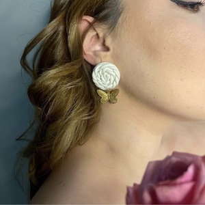 Ivory Flutter-Λευκά Πλεκτά Χειροποίητα Σκουλαρίκια από Πολυμερικό Πηλό με Χρυσές Πεταλούδες – Κρεμαστά Ελαφριά Σκουλαρίκια με Ατσάλινα Καρφάκια - ρητίνη, πηλός, πεταλούδα, ατσάλι - 4