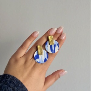 Ocean Whispers-Χειροποίητα Σκουλαρίκια Ocean Whispers από Πολυμερικό Πηλό σε Μπλε–Γαλάζιο–Λευκό με Χρυσές Λεπτομέρειες – Υγρό Γυαλί & Ατσάλινα Καρφάκια - ρητίνη, πηλός