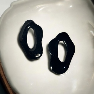 Midnight Loop-Χειροποίητα Μαύρα Σκουλαρίκια Midnight Loop από Πολυμερικό Πηλό – Γυαλιστερό Υγρό Γυαλί & Ατσάλινα Καρφάκια σε Αποδομημένο Κύκλο - ρητίνη, πηλός