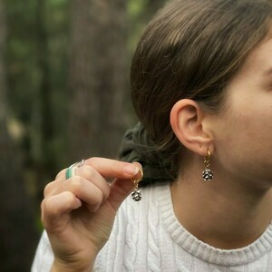 Frosted pine cone Charms Χειροποίητα κρεμαστά σκουλαρίκια "Χιονισμένα κουκουνάρια" με επιχρυσωμένους ατσάλινους κρίκους - επιχρυσωμένα, πηλός, μακριά, μικρά, με κλιπ - 2