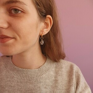 Frosted pine cone Charms Χειροποίητα κρεμαστά σκουλαρίκια "Χιονισμένα κουκουνάρια" με επιχρυσωμένους ατσάλινους κρίκους - επιχρυσωμένα, πηλός, μακριά, μικρά, με κλιπ - 3