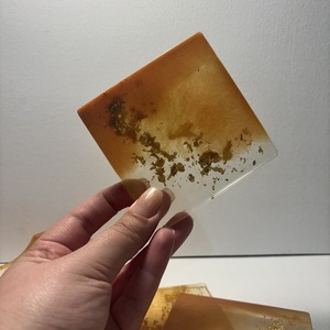 Amber Drift — Χειροποίητα Σουβέρ από Υγρό Γυαλί με Χρυσές Νιφάδες - ρητίνη, πιατάκια & δίσκοι - 5