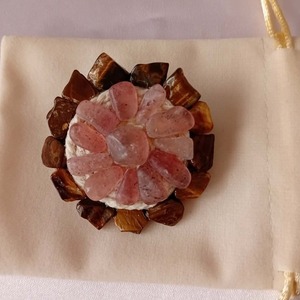 Δερμάτινη καρφίτσα με φυσικό χαλαζία φράουλας και μάτι τίγρης - δέρμα, πέτρα, κορδόνια - 2