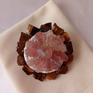 Δερμάτινη καρφίτσα με φυσικό χαλαζία φράουλας και μάτι τίγρης - δέρμα, πέτρα, κορδόνια - 3