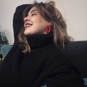 Crimson Loop — Χειροποίητα Σκουλαρίκια από Πολυμερικό Πηλό με Υγρό Γυαλί - ρητίνη, πηλός, μεγάλα, φθηνά - 3