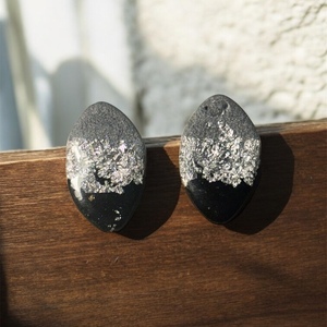 Midnight Frost — Χειροποίητα Σκουλαρίκια από Πολυμερικό Πηλό με Ασημένιες Νιφάδες - ρητίνη, πηλός, μικρά, φθηνά