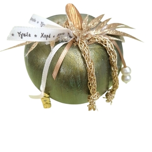 Γούρι κολοκύθα, 9εκ. ύψος, σε πράσινο χρώμα. Είναι διακοσμημένη με κορδόνι χρυσό και κορδέλες σε χρυσό και λευκό χρώμα με χρυσαφί 2026 και πέρλες. - πηλός, δασκάλα, χριστουγεννιάτικα δώρα, κολοκύθα, γούρια - 3