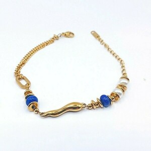 Γυναικείο επιχρυσωμένο βραχιόλι με μπλε & περλέ λεπτομέρειες - επιχρυσωμένα, ατσάλι, χεριού